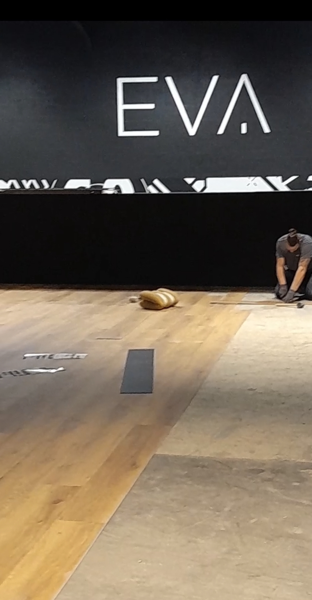 employé en train de poser un nouveau parquet